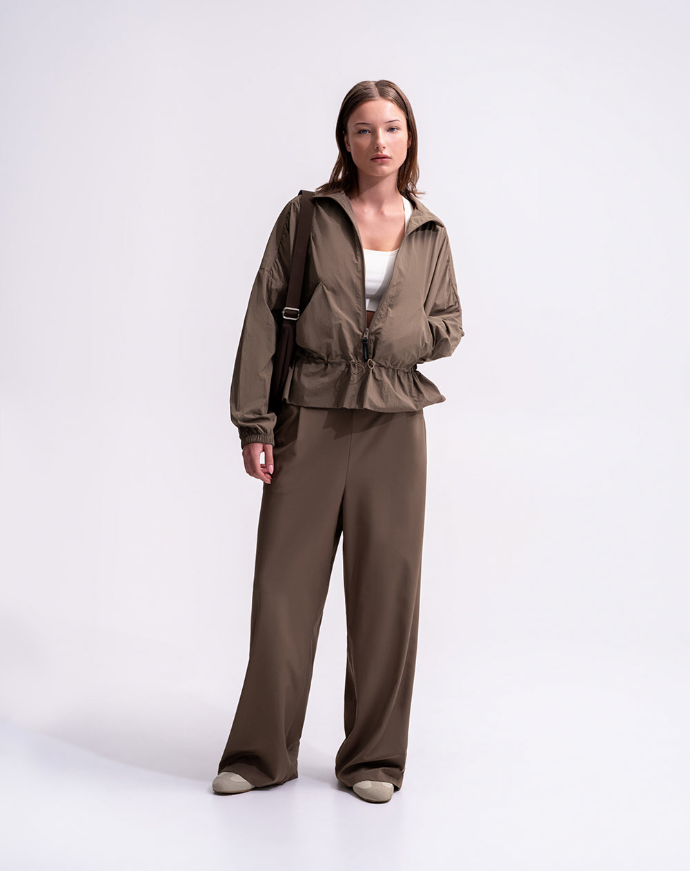 Pantalón regular fit tiro alto cafe