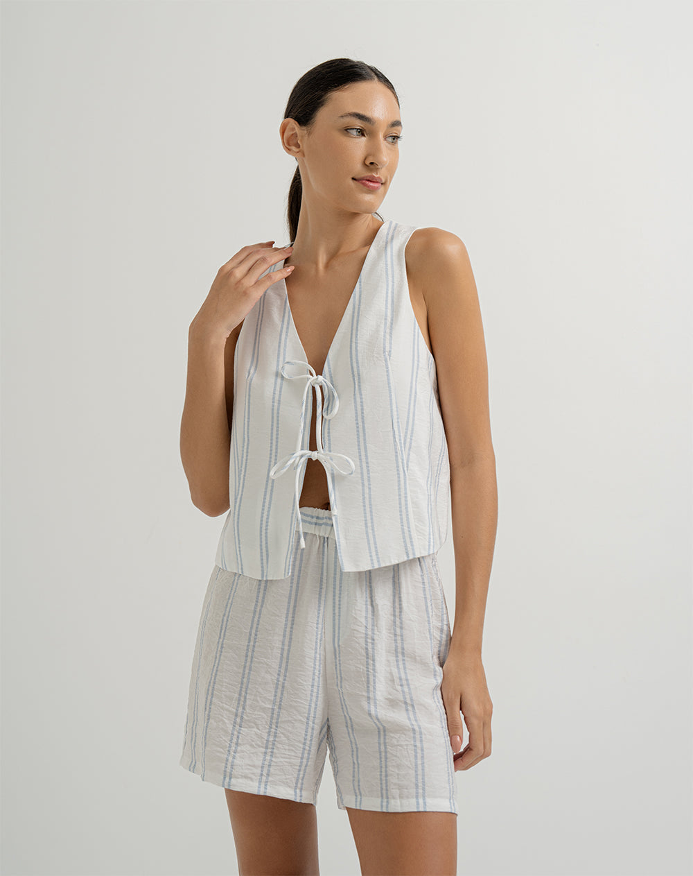 Chaleco anudado al frente blanco rayas mujer