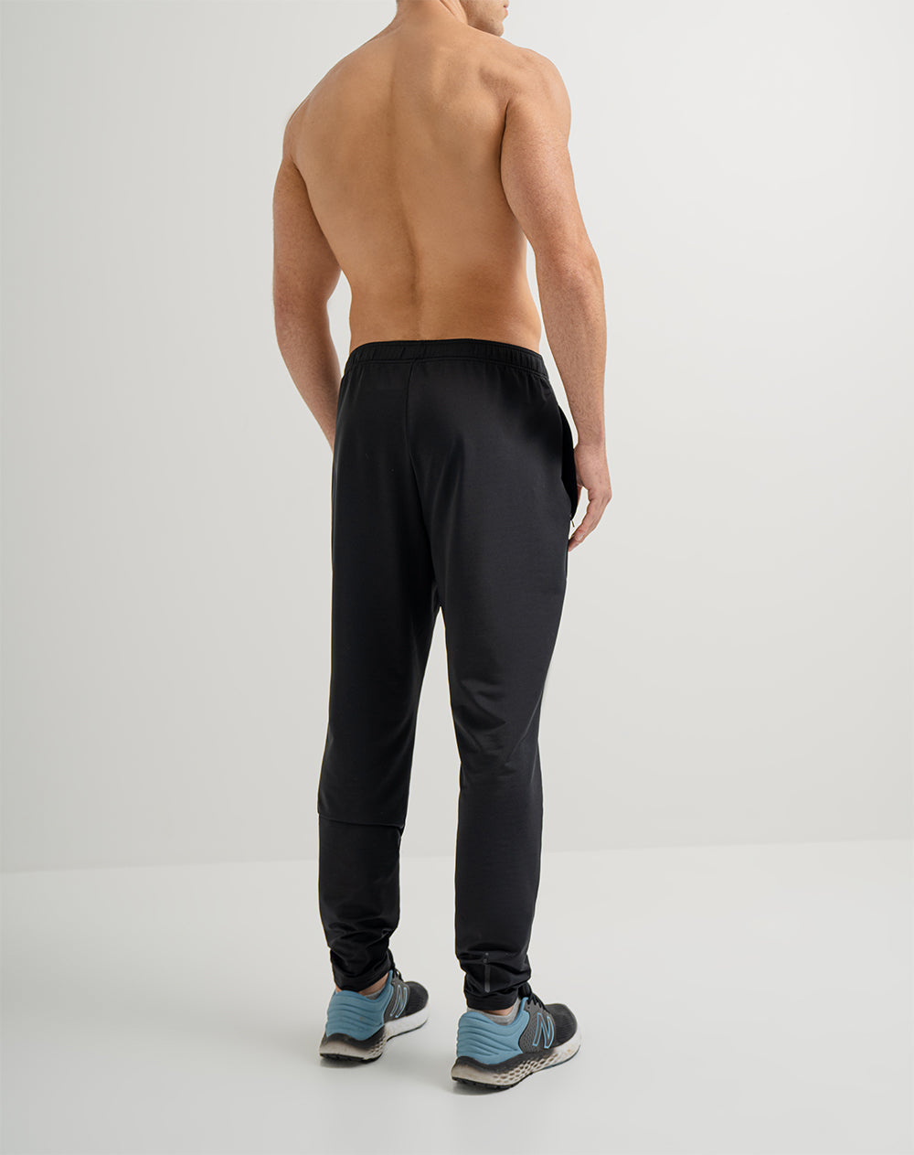 Jogger regular antibacterial negro hombre
