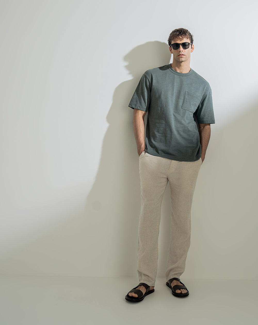 Camiseta regular algodón bolsillo frontal verde hombre