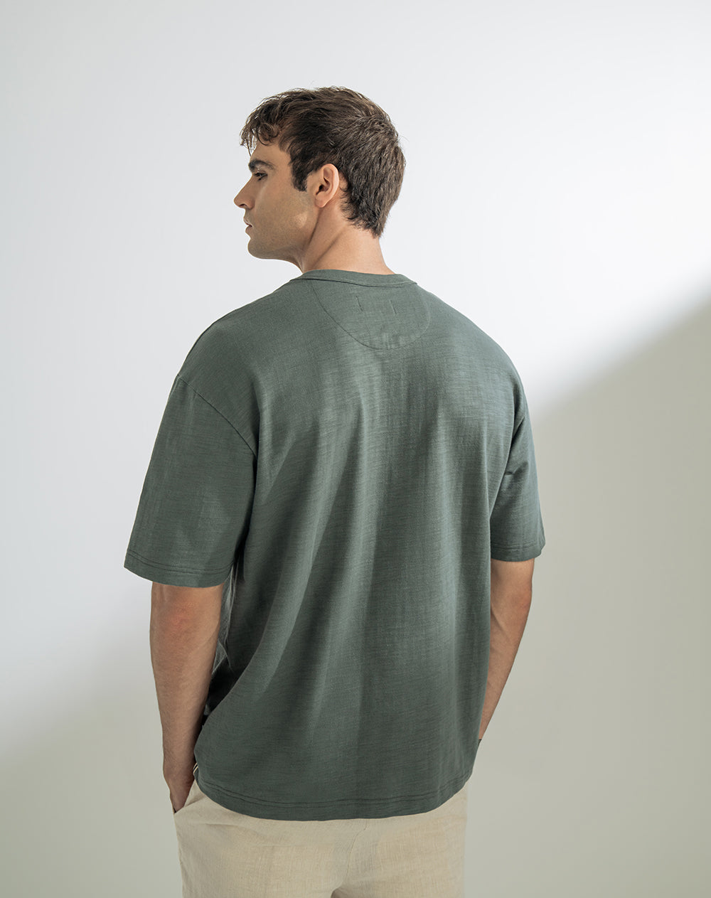 Camiseta regular algodón bolsillo frontal verde hombre