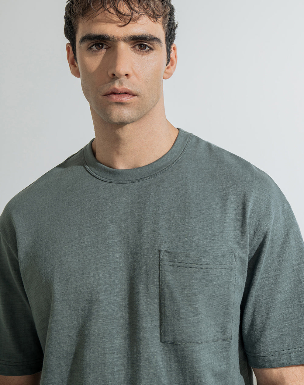 Camiseta regular algodón bolsillo frontal verde hombre