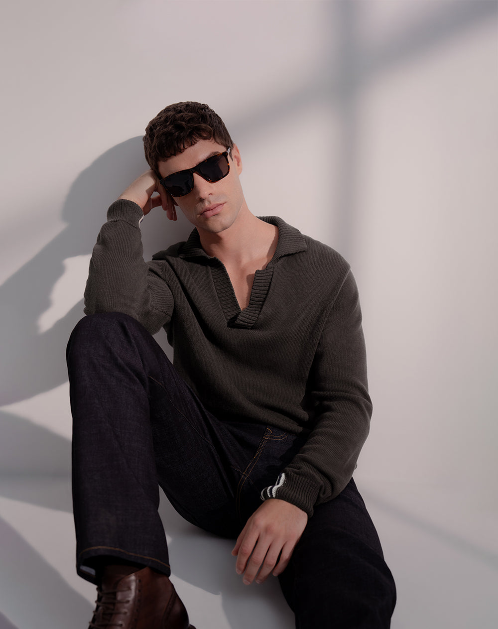 Buzo tipo polo tejido de punto café hombre