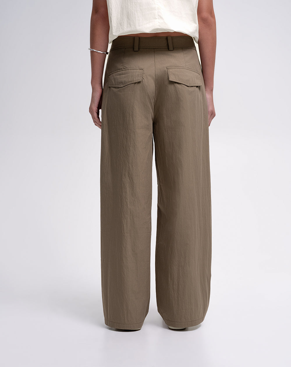 Pantalón regular fit tiro alto cafe