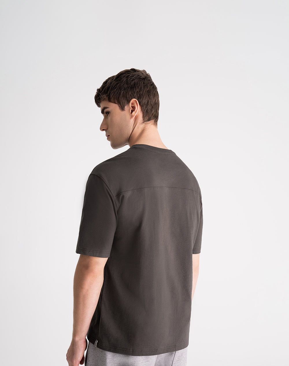 Camiseta regular fit manga corta café