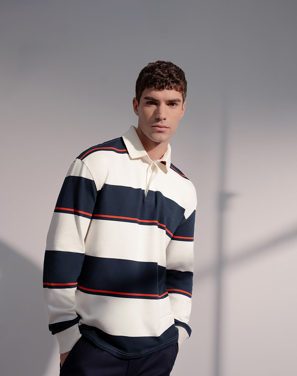 Polo regular fit azul con rayas