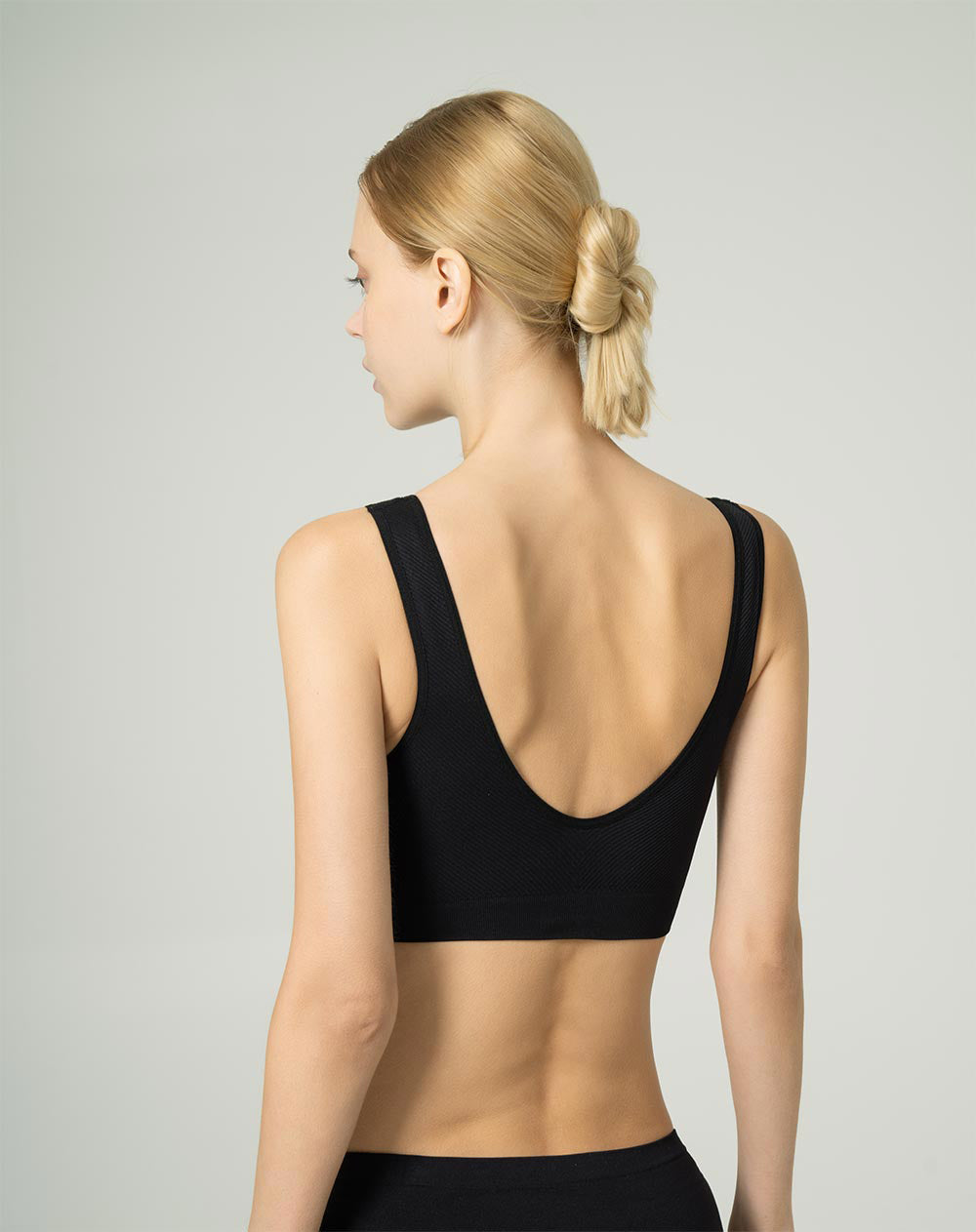 Top soporte medio escote en V seamless negro