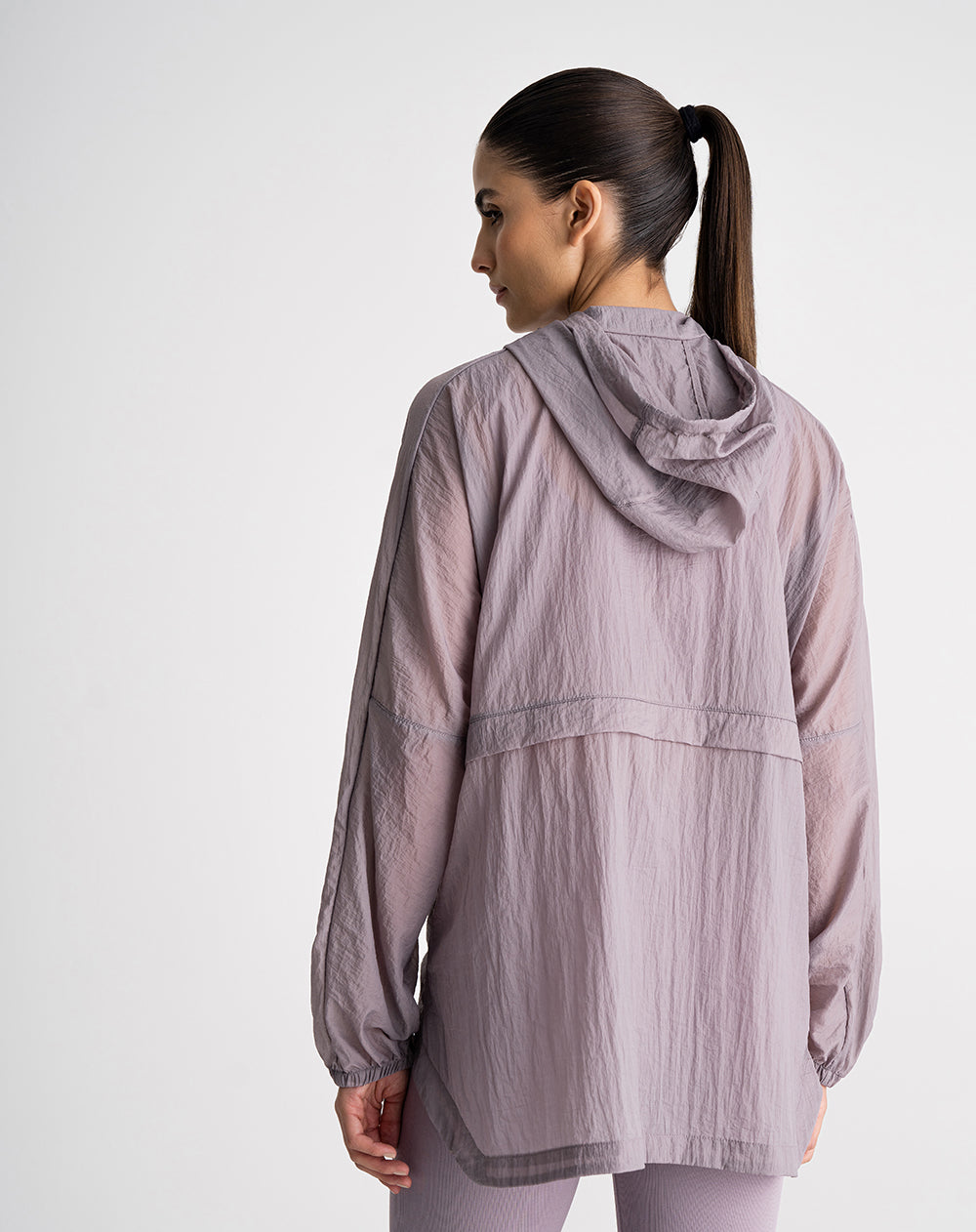 Chaqueta rompevientos con capucha morada mujer