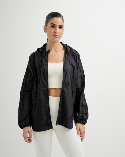 Chaqueta rompevientos con capucha negra mujer