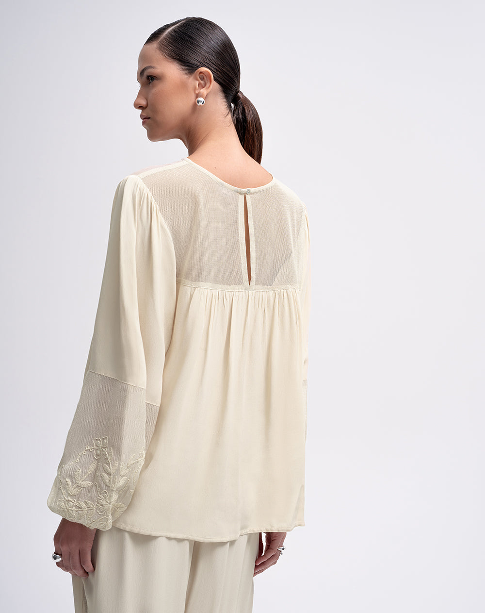 Blusa manga larga encaje bordado beige mujer