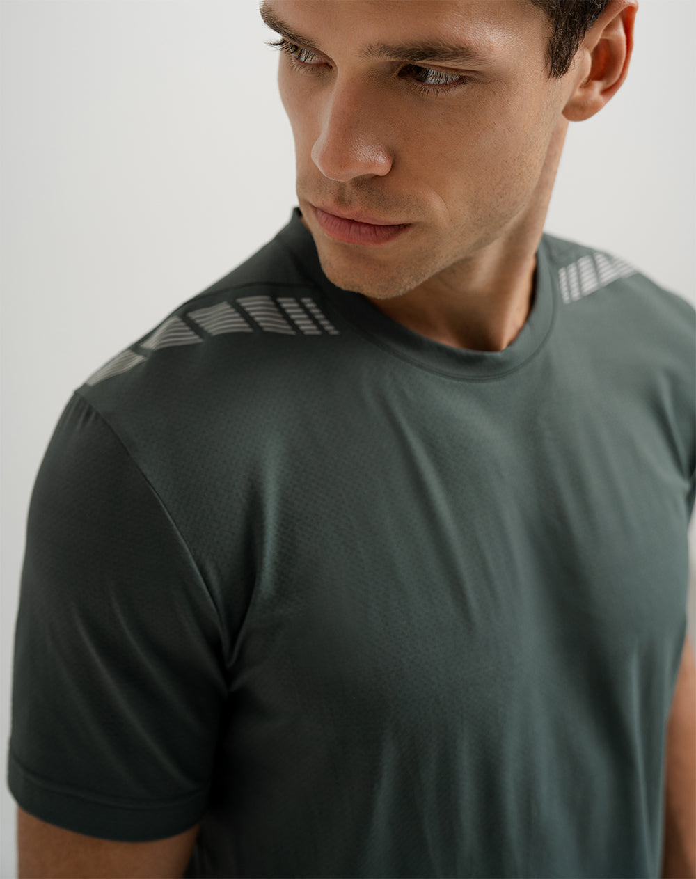Camiseta deportiva hombre control humedad verde