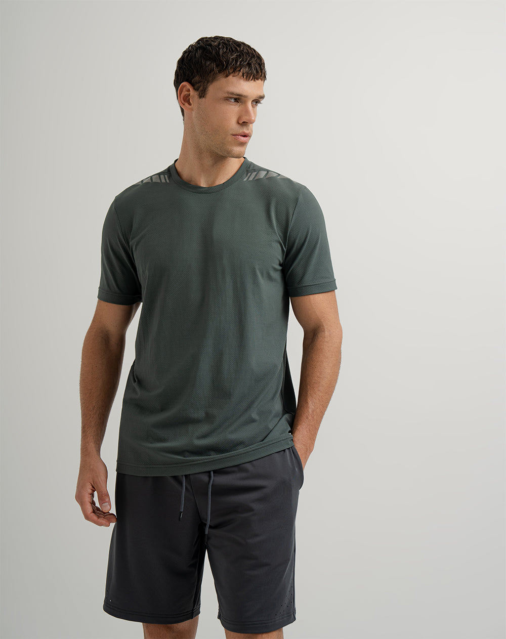 Camiseta deportiva hombre control humedad verde