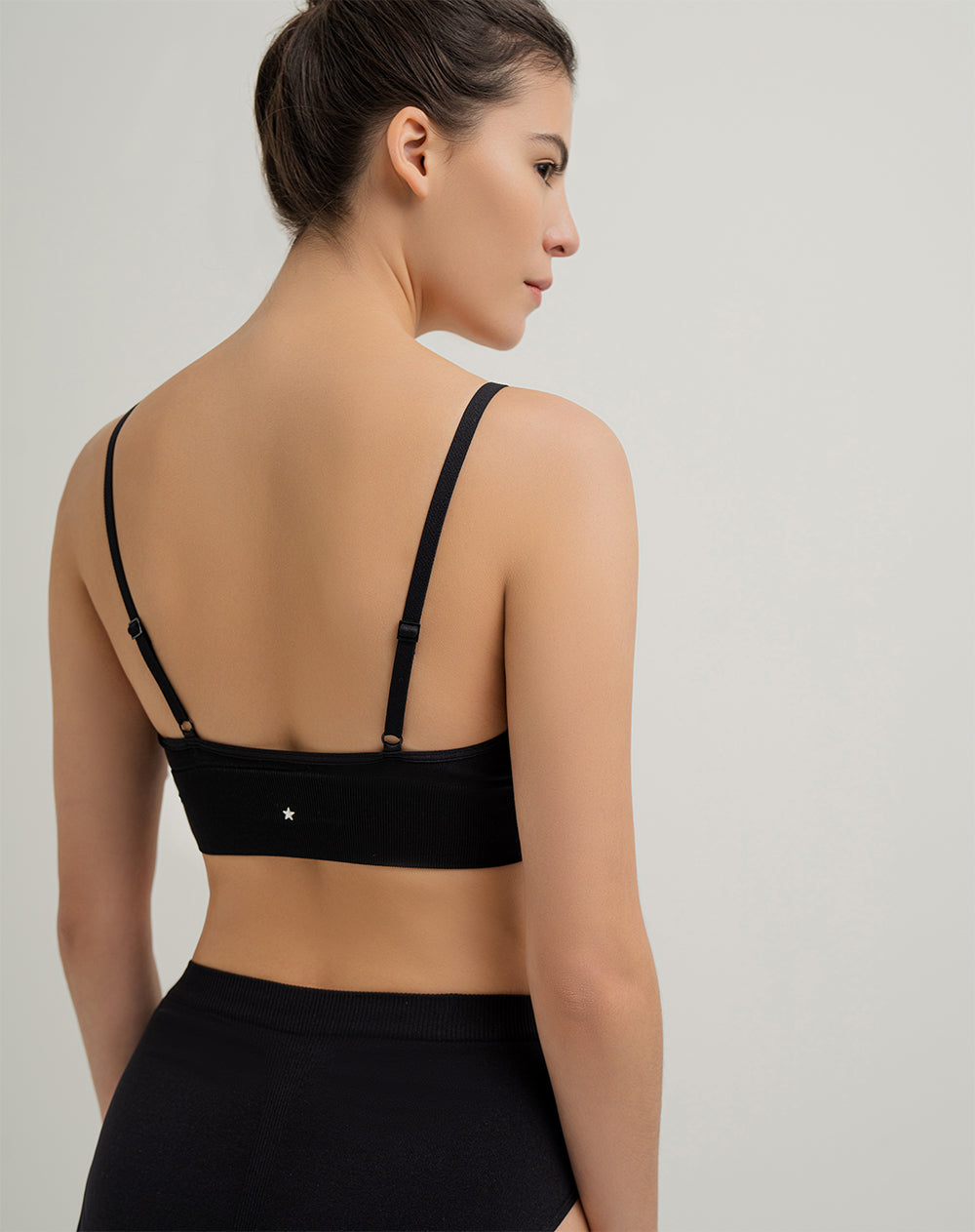 Top soporte medio pocas costuras y alto cubrimiento negro