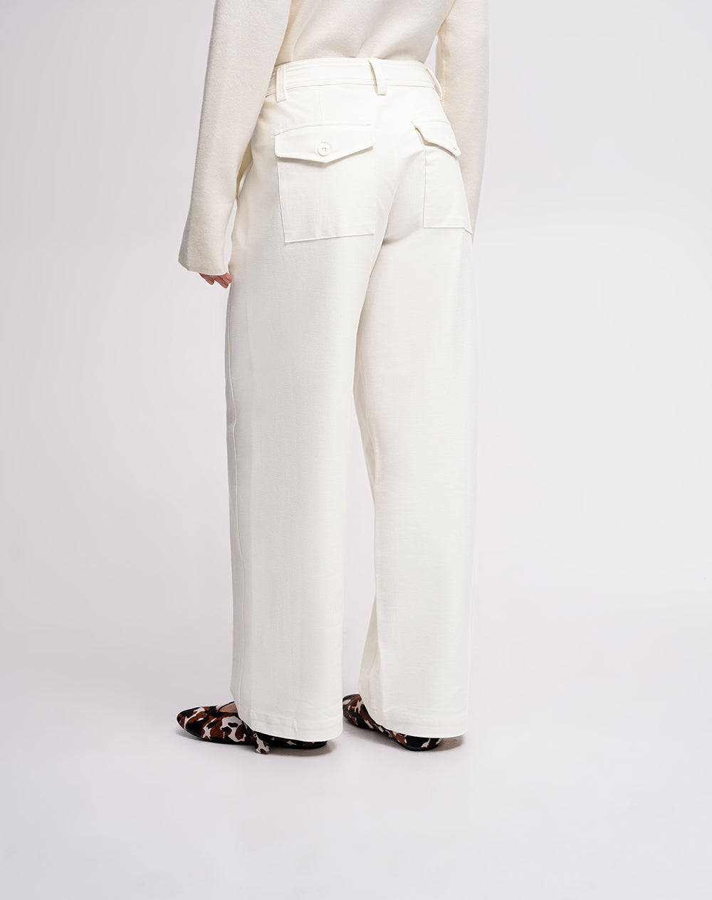 Pantalón fit tiro alto en drill crema