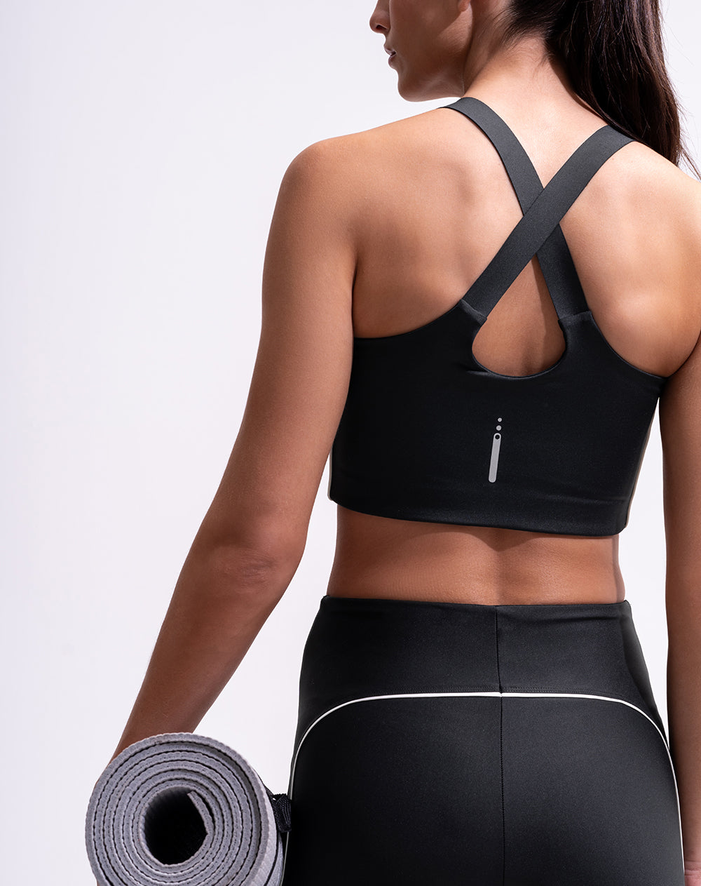 Top deportivo soporte medio control humedad negro