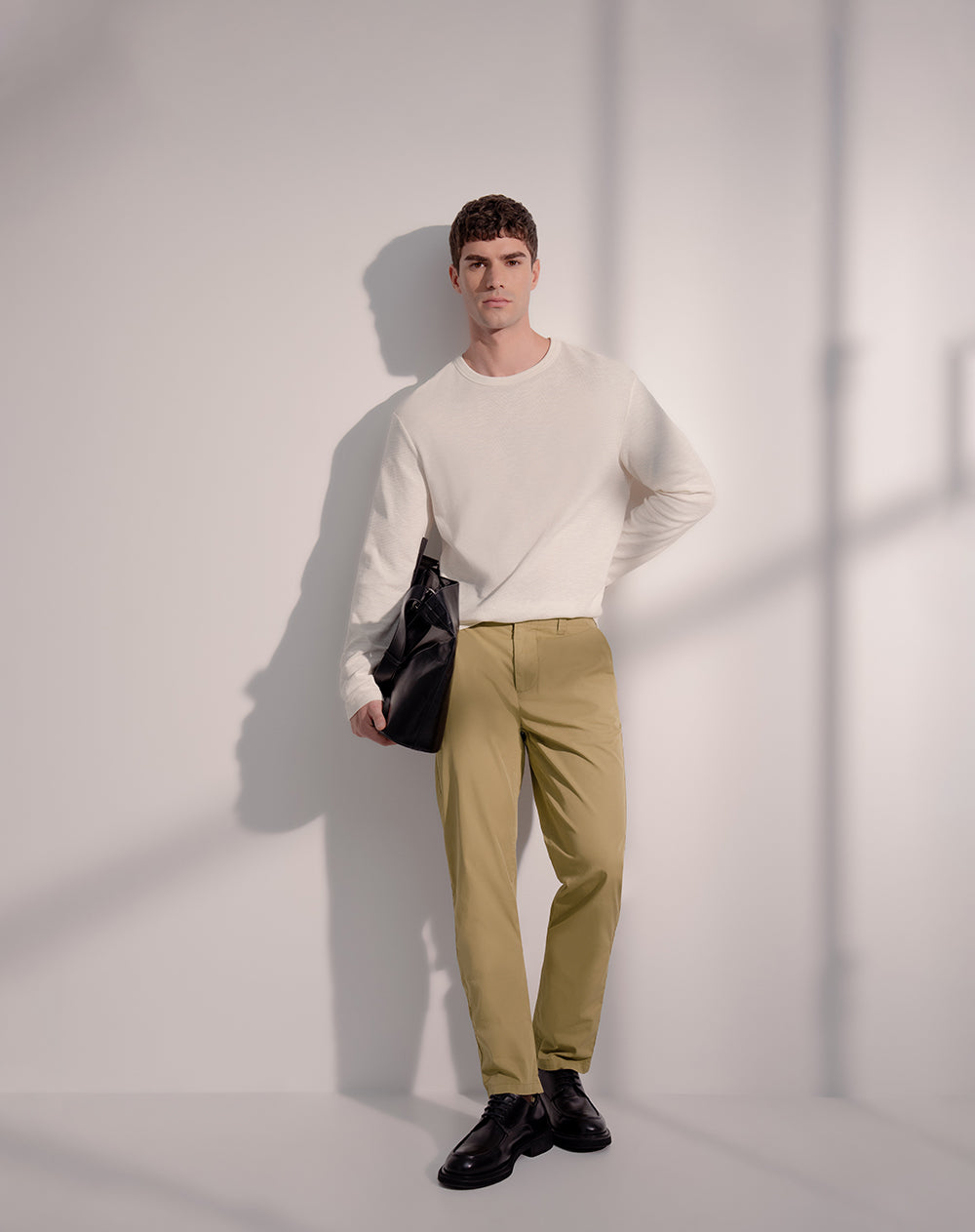 Pantalón regular café hombre