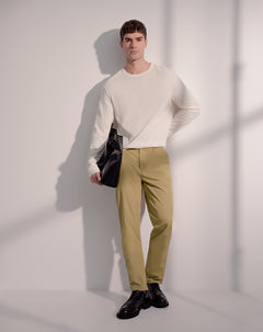 Pantalón regular café hombre