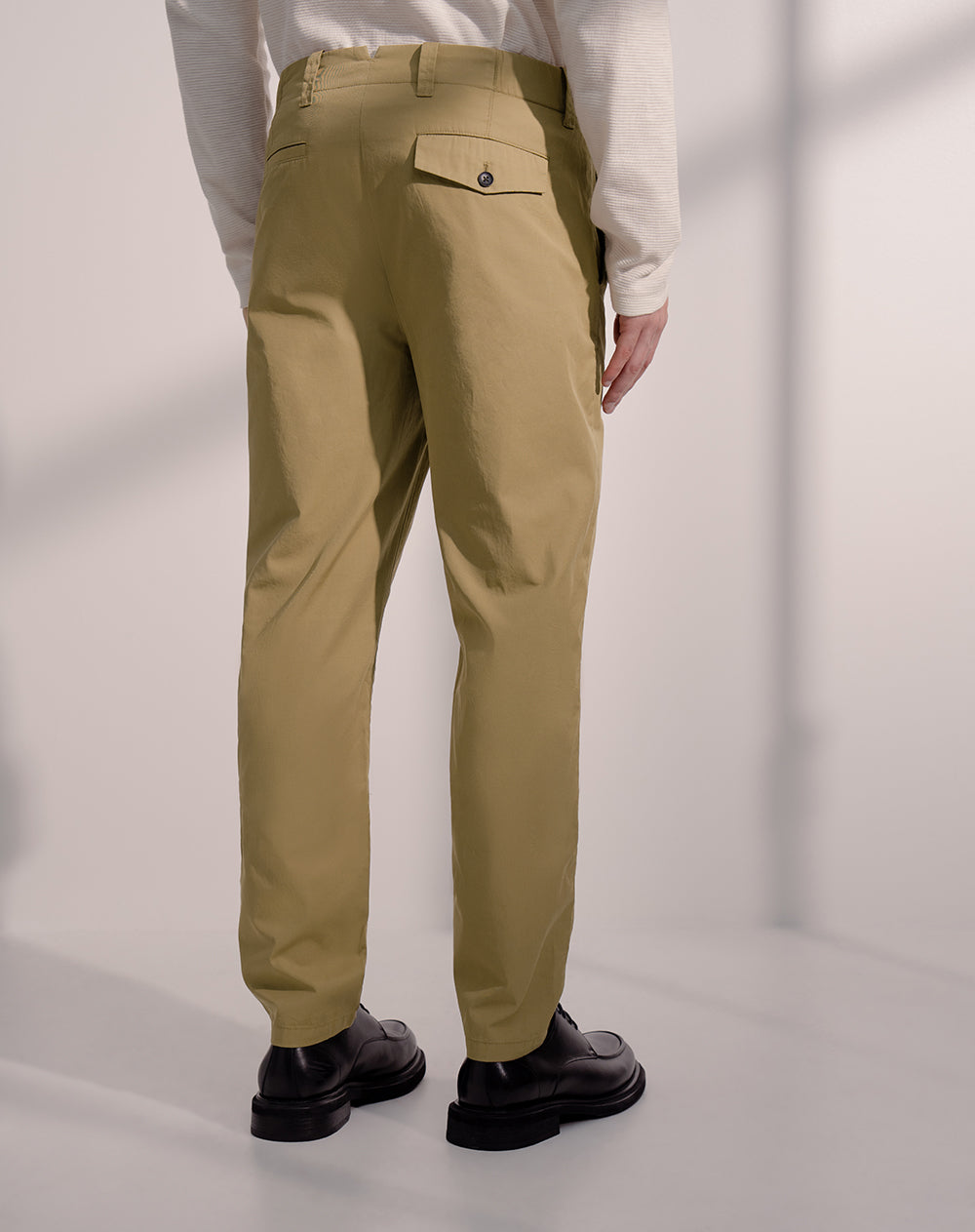 Pantalón regular café hombre