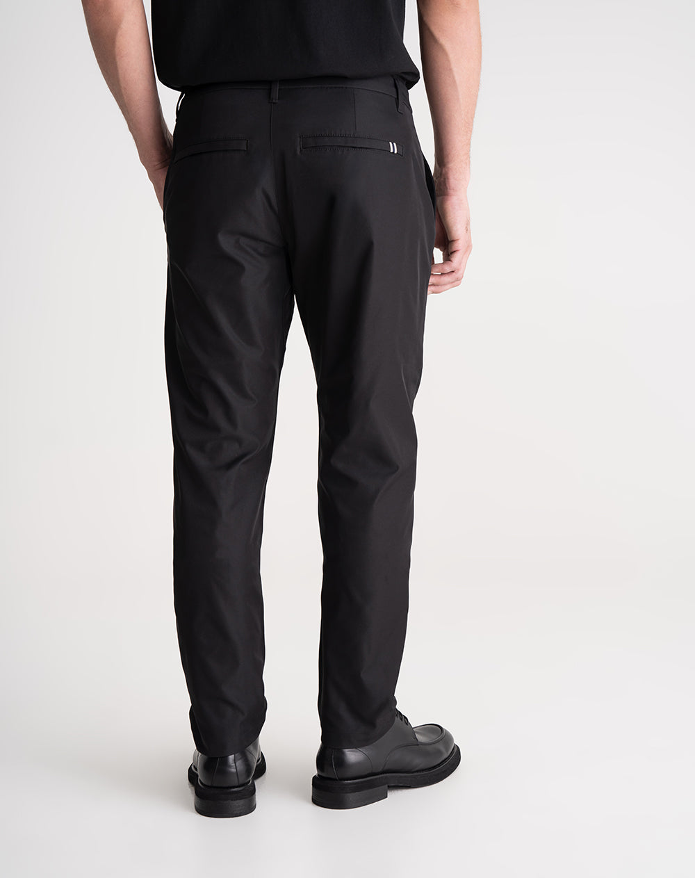 Pantalón regular tiro medio negro hombre