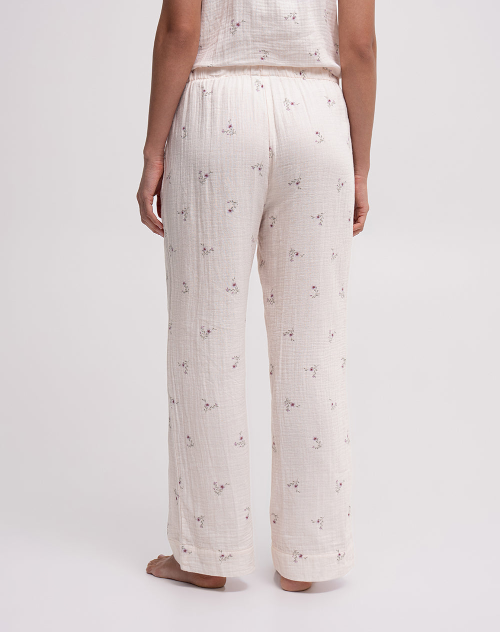 Pantalón relaxed fit tiro medio avena estampado