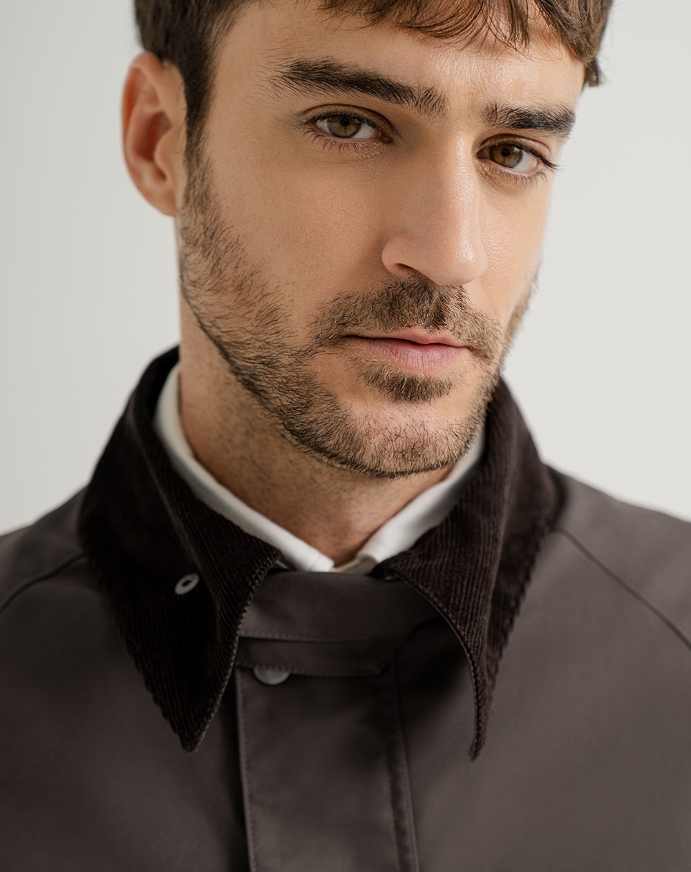 Chaqueta regular bolsillos frontales algodón café hombre