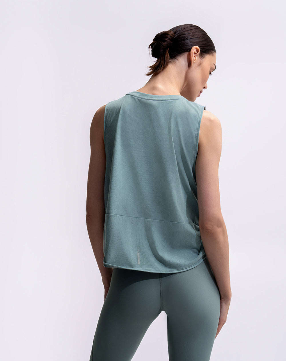 Camiseta deportiva regular gris verdoso mujer