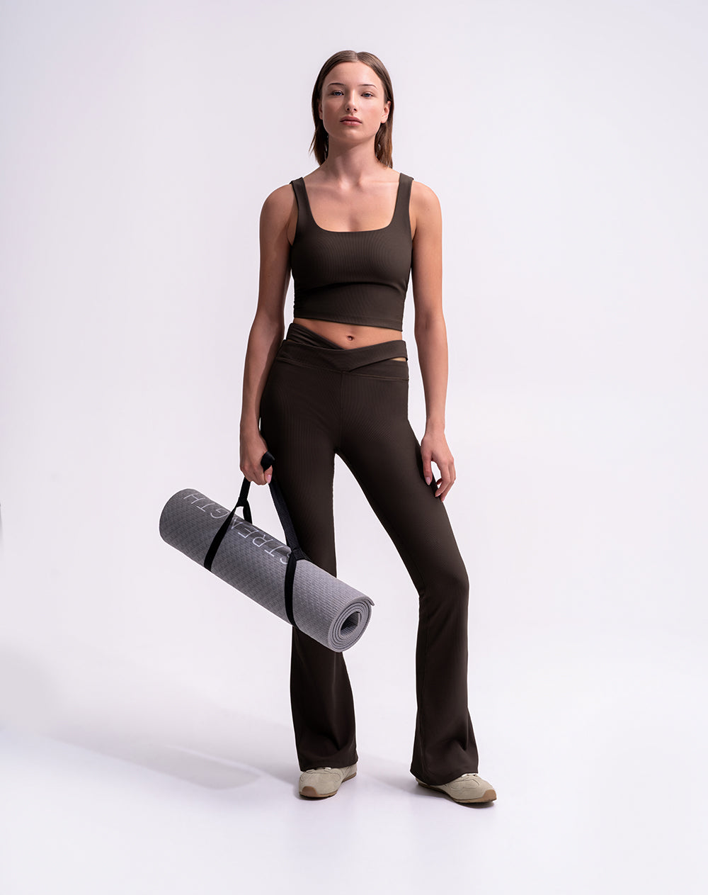 Top deportivo soporte medio control humedad negro