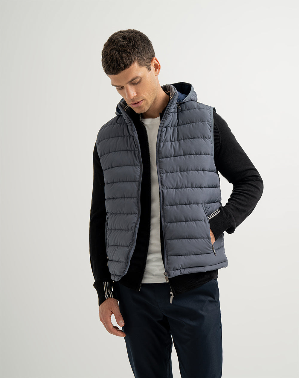 Chaleco acolchado con capucha gris hombre