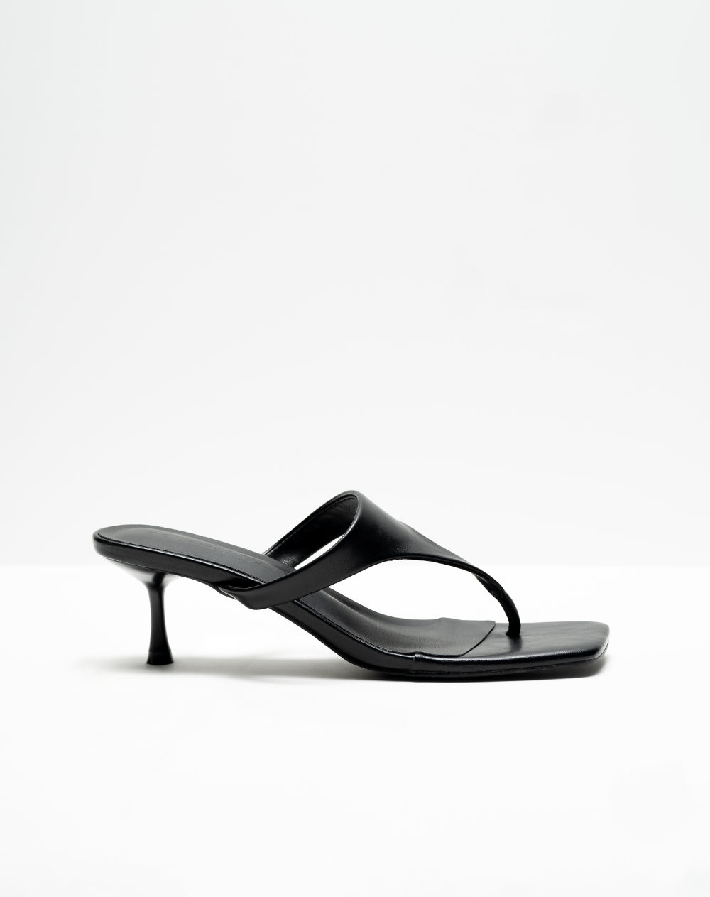 Sandalias de tacón bajo tipo thong negras mujer