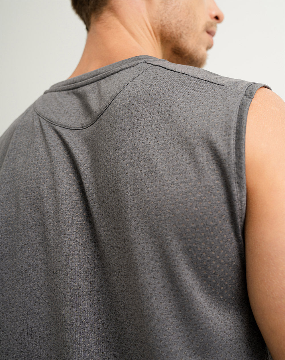 Camisilla deportiva hombre control humedad gris