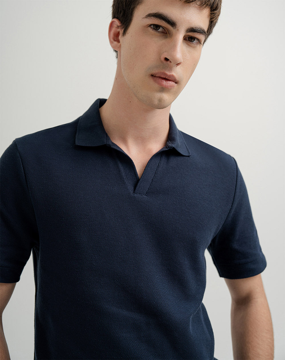 Polo regular algodón sostenible cuello sin botones azul hombre