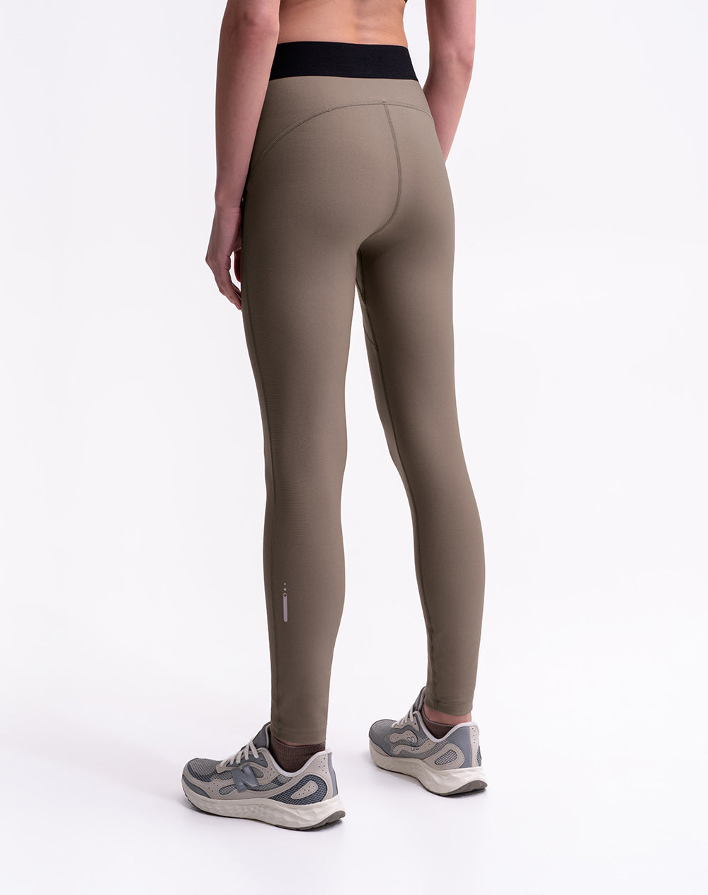 Legging deportivo tiro alto control humedad café mujer