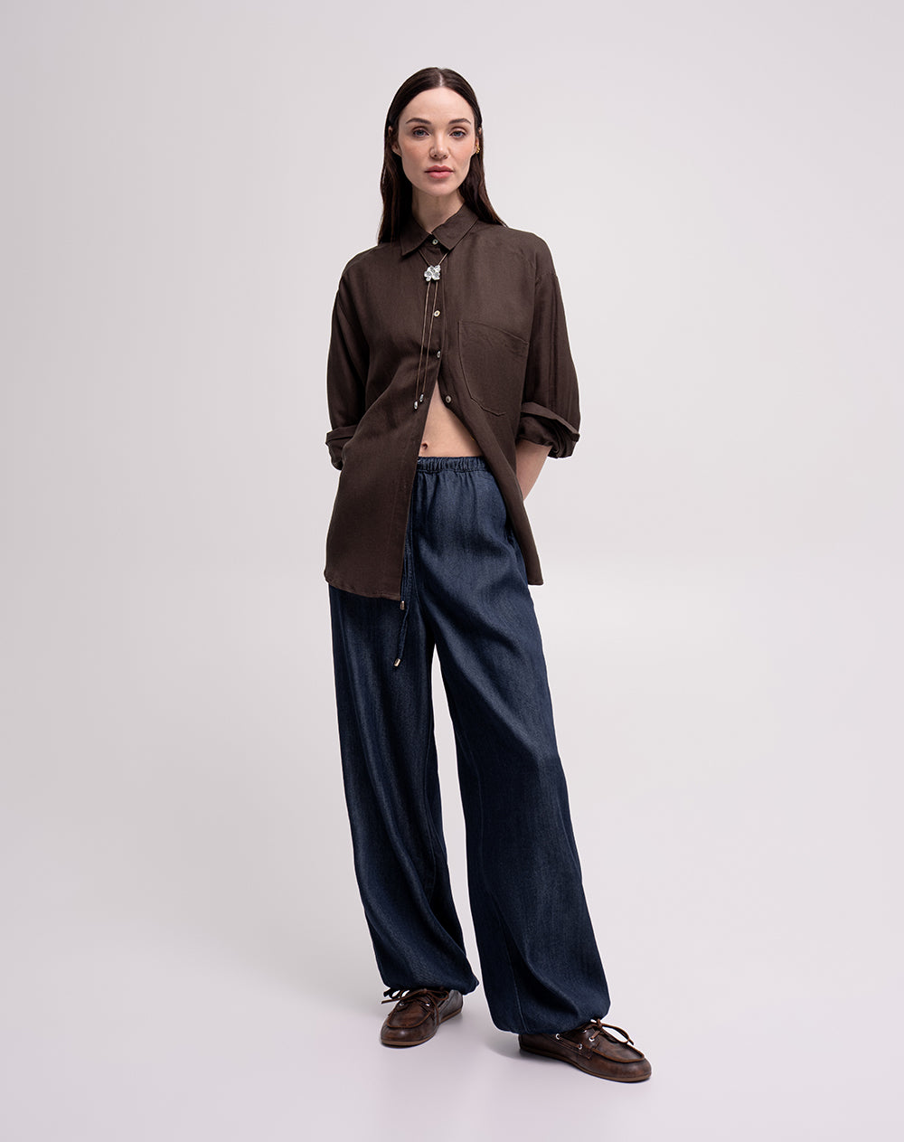 Pantalón confort tiro medio índigo oscuro mujer