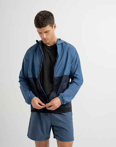 Chaqueta rompevientos con capucha azul hombre