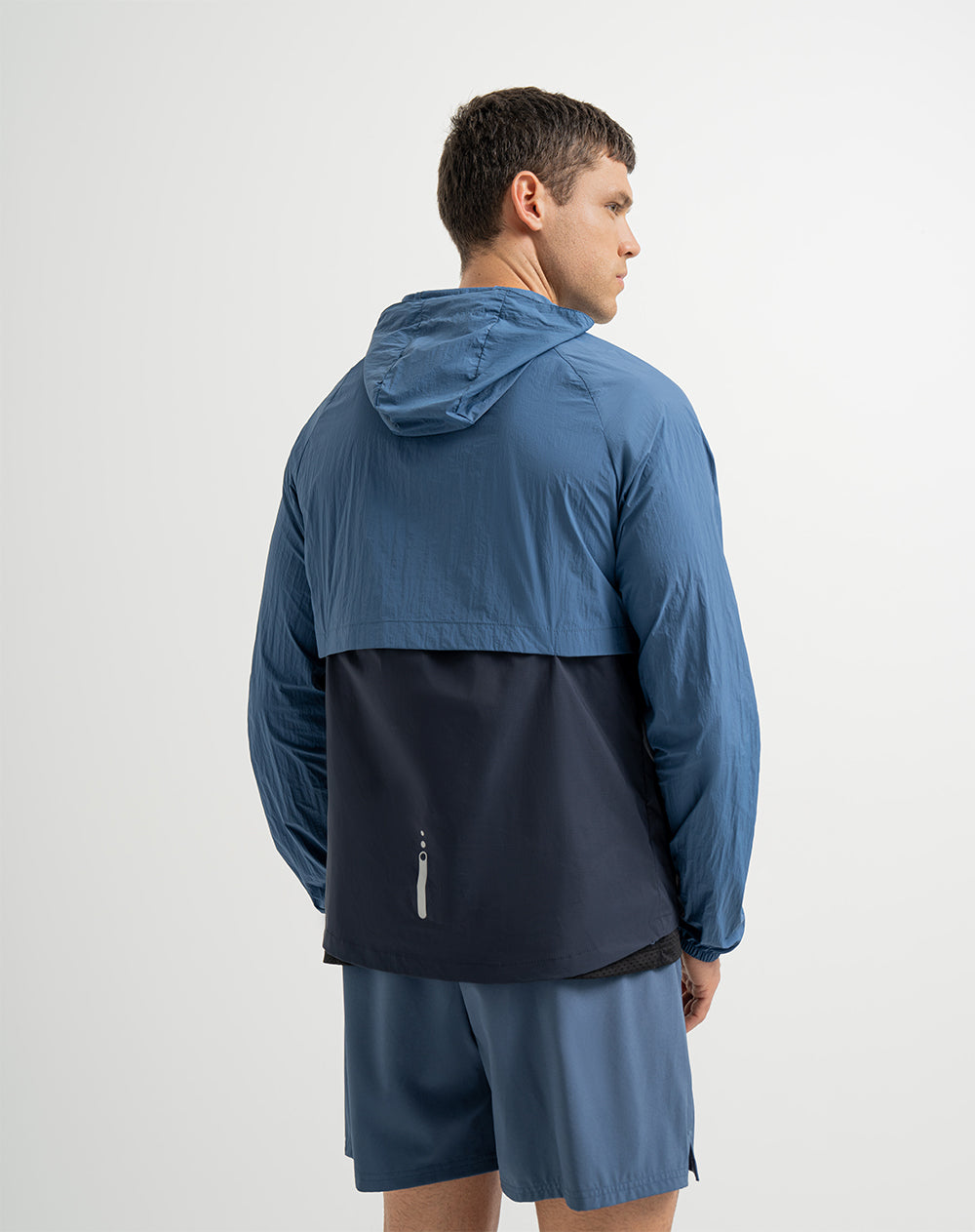 Chaqueta rompevientos con capucha azul hombre