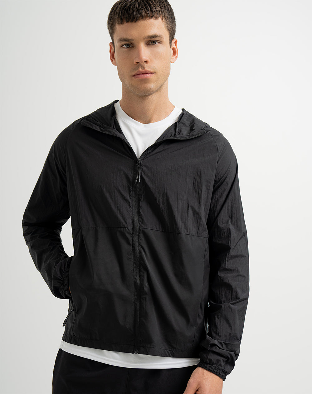 Chaqueta rompevientos con capucha negro hombre