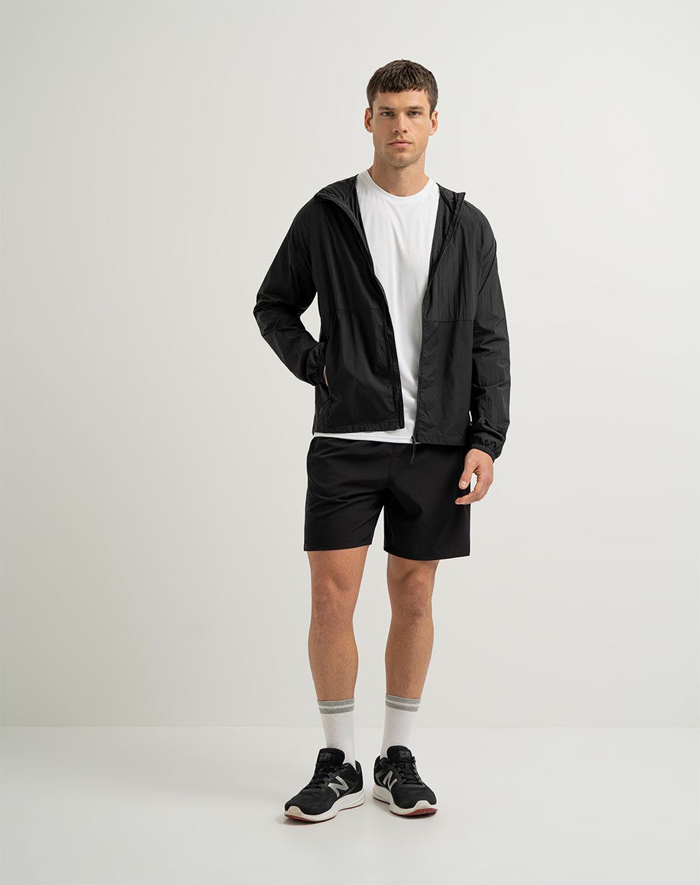 Chaqueta rompevientos con capucha negro hombre