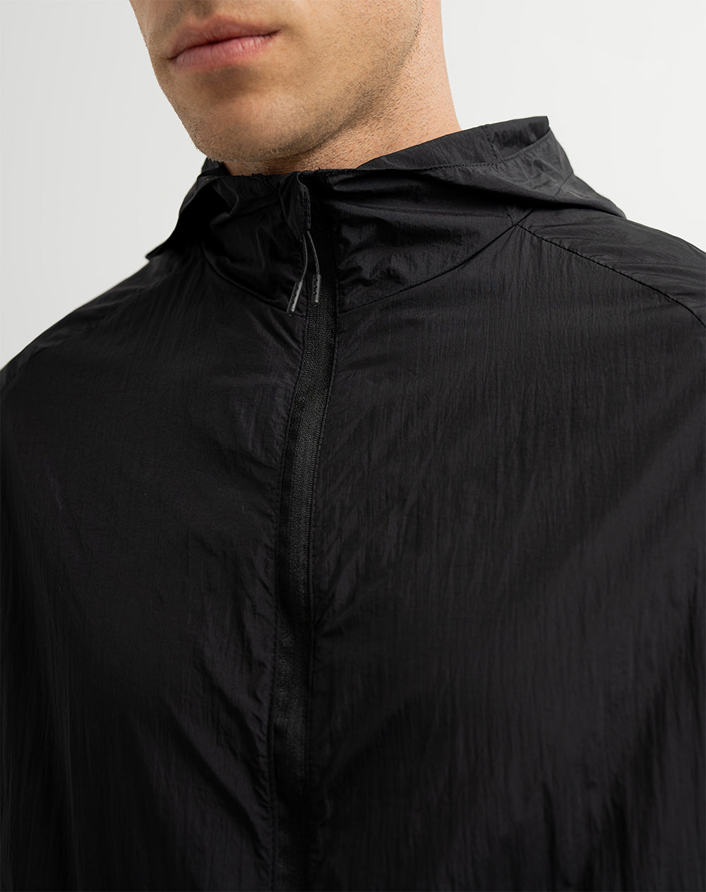 Chaqueta rompevientos con capucha negro hombre