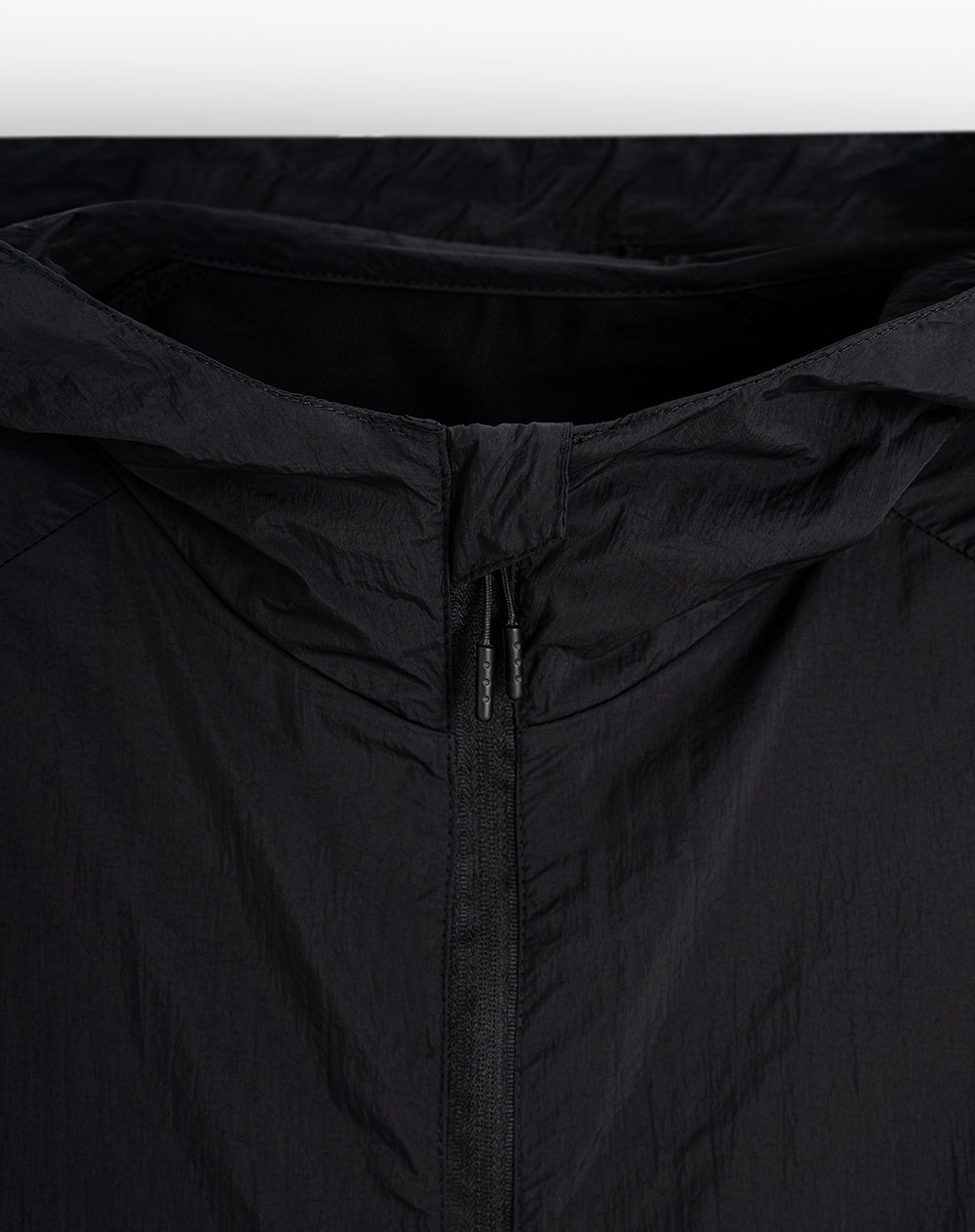 Chaqueta rompevientos con capucha negro hombre