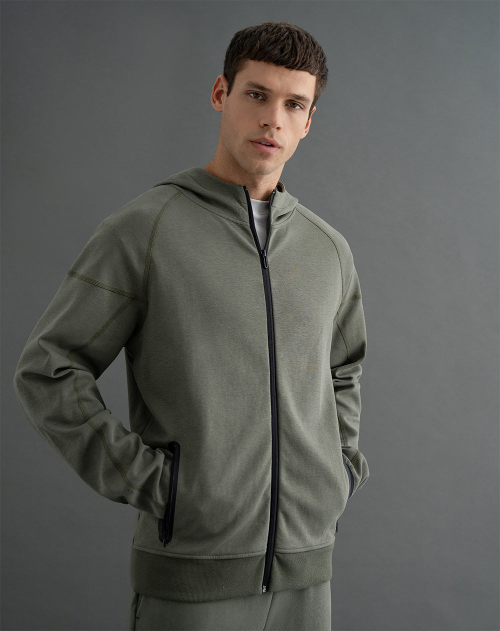 Buzo algodón sostenible con capucha verde militar para hombre