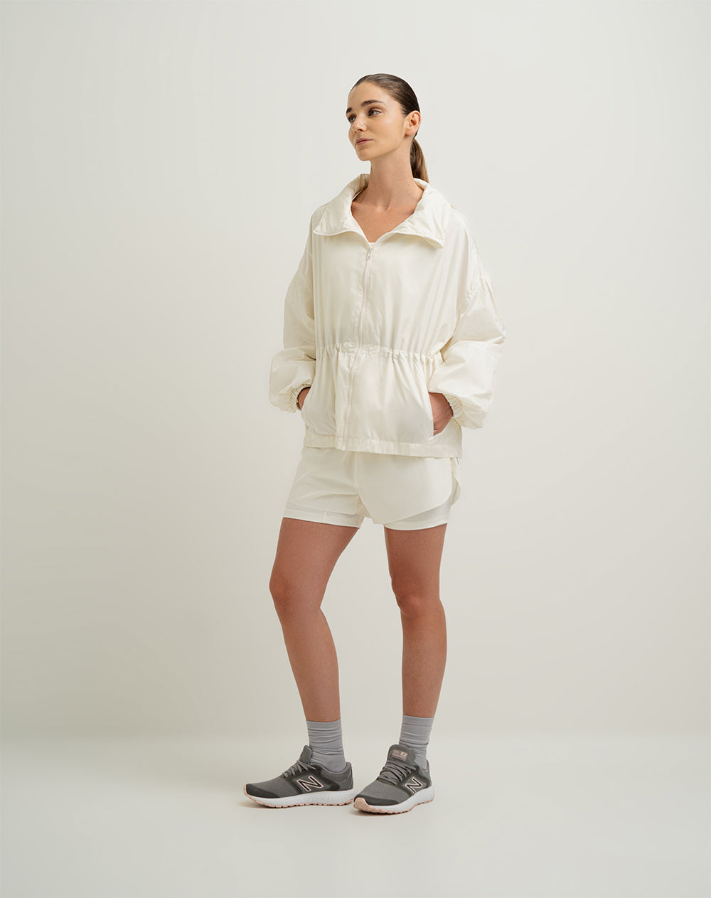 Chaqueta cintura ajustable y capucha habana mujer