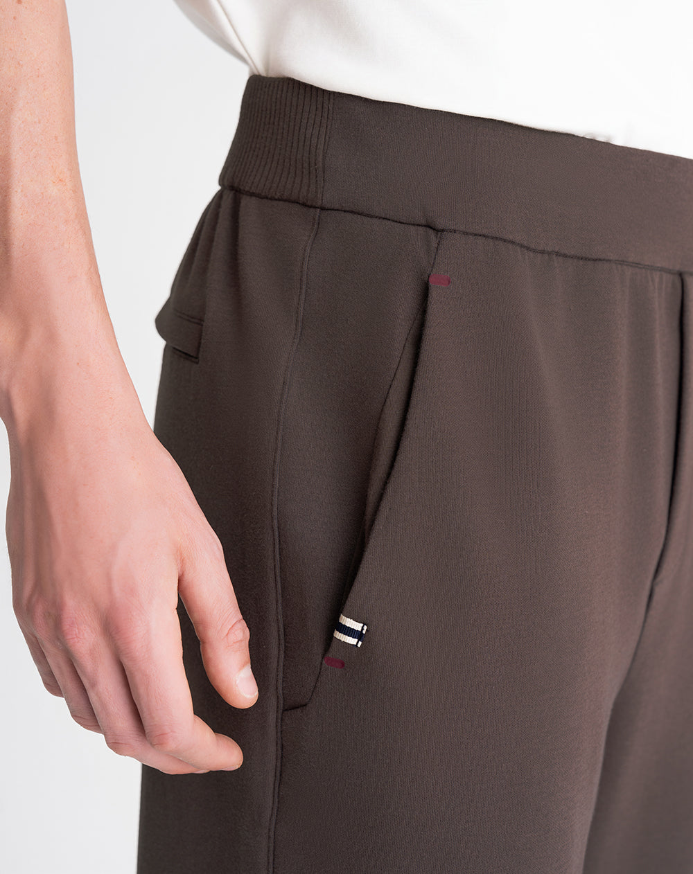 Jogger regular fit tiro medio cafe