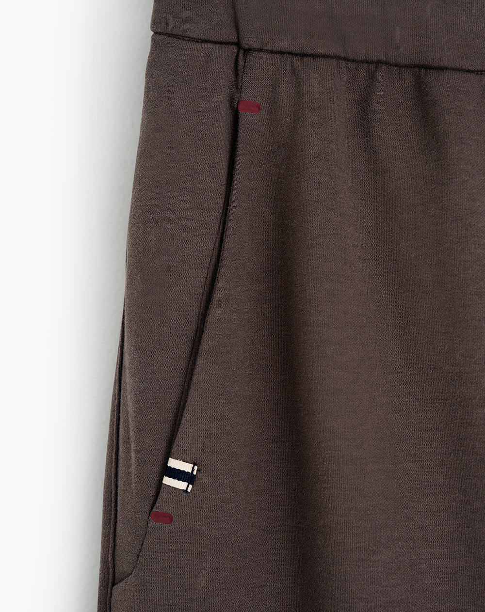 Jogger regular fit tiro medio cafe