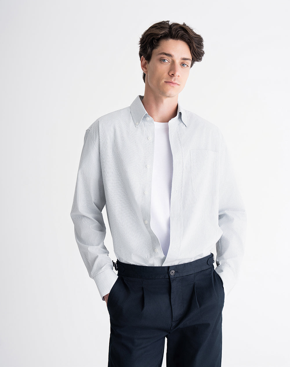 Camisa relaxed fit manga larga blanca con rayas