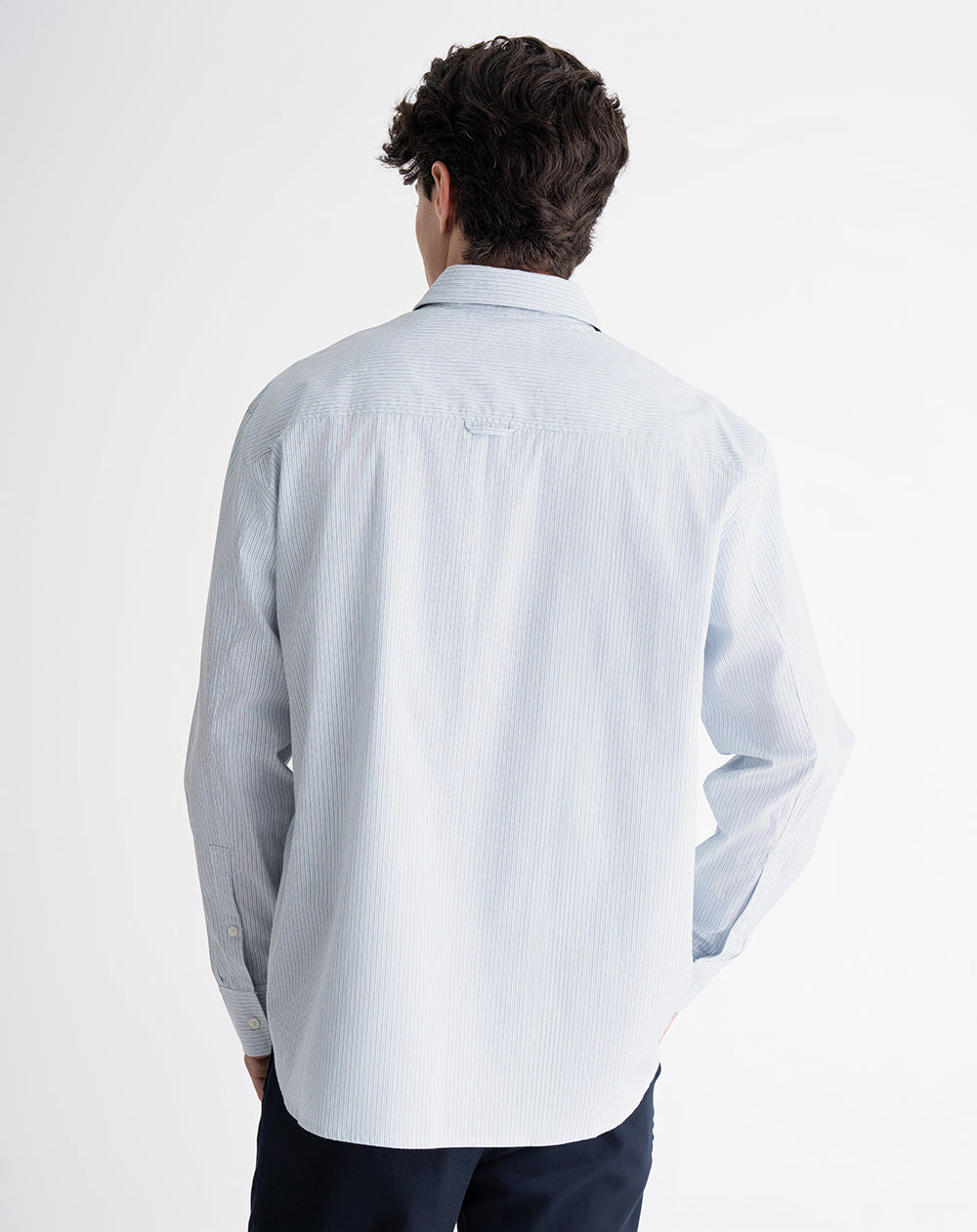Camisa relaxed fit manga larga blanca con rayas