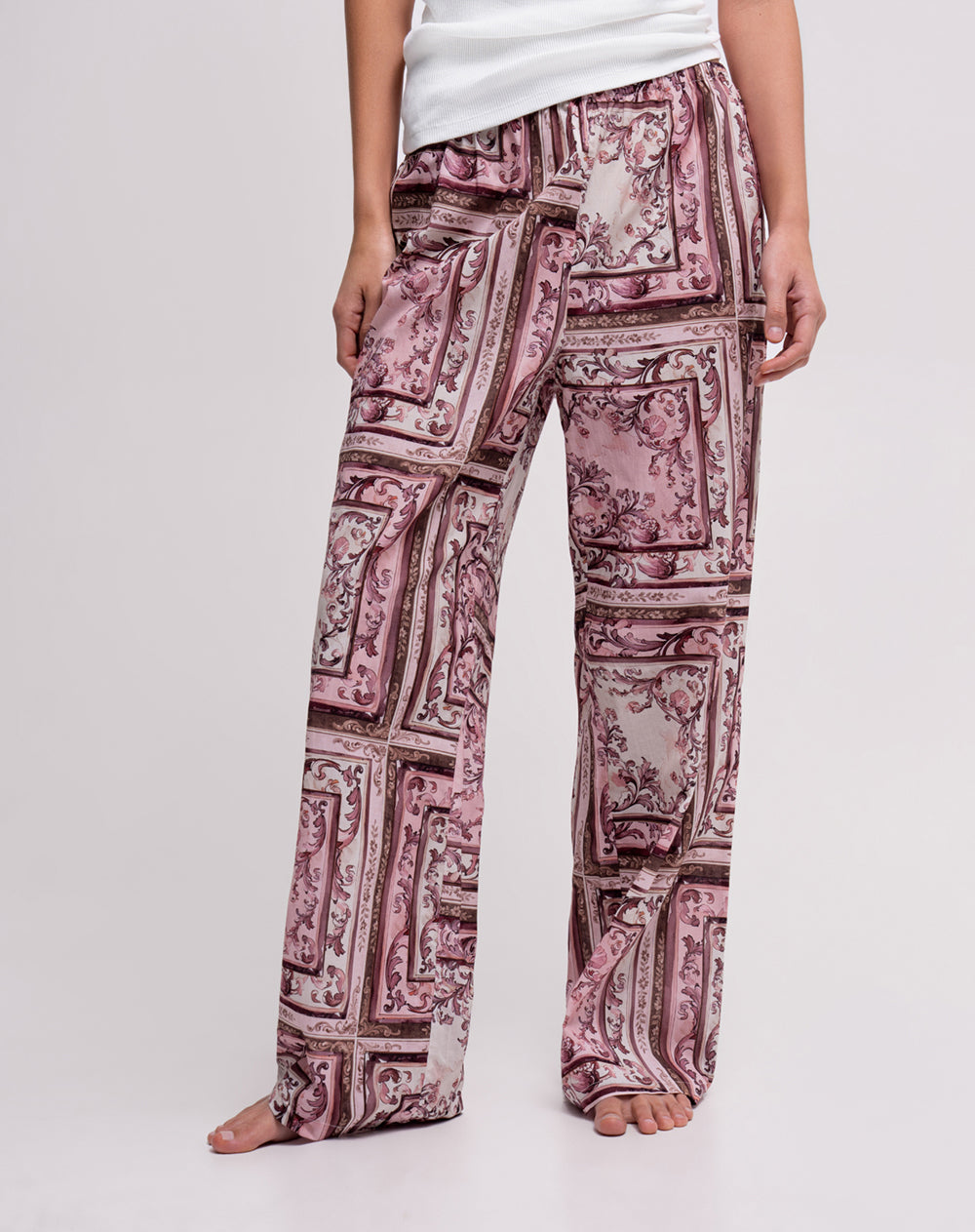 Pantalón relaxed fit tiro alto uva estampado