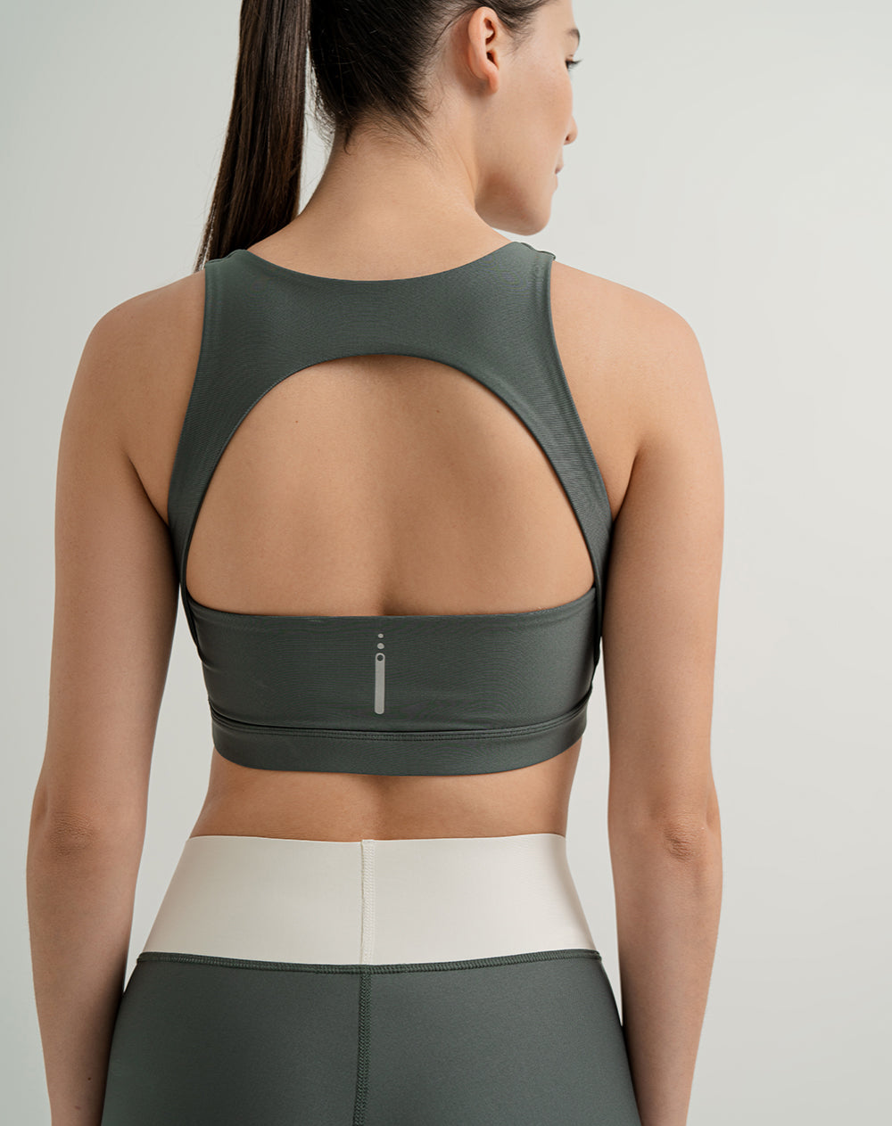 Top deportivo soporte medio control humedad verde