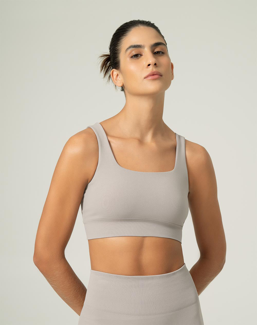 Top deportivo soporte medio seamless antibacterial taupe