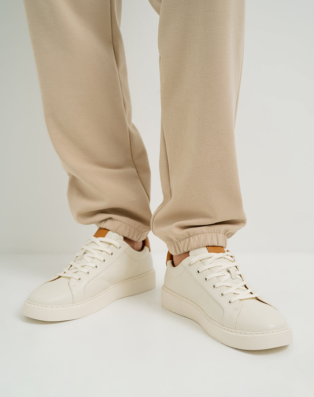 Tenis en cuero blancos hombre
