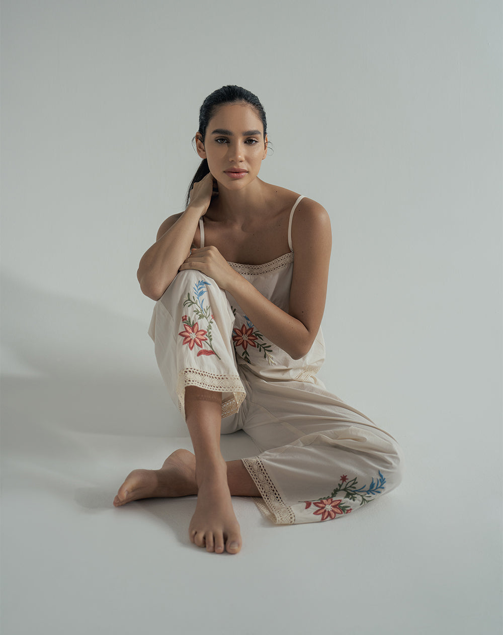 Pantalón relaxed fit tiro alto avena